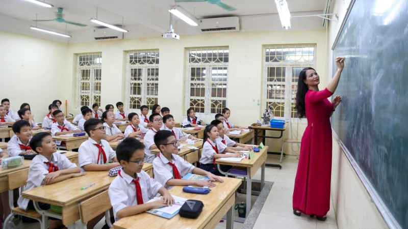 Giờ học môn Toán của cô giáo và học sinh Trường trung học cơ sở Thăng Long. (Ảnh: THẾ ĐẠI)