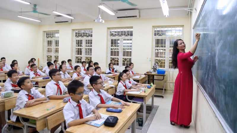 Giờ học môn Toán của cô giáo và học sinh Trường trung học cơ sở Thăng Long. (Ảnh: THẾ ĐẠI)