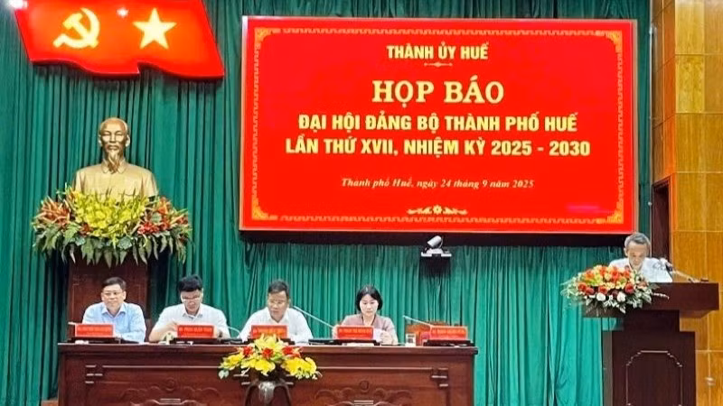 Các đồng chí lãnh đạo Thành ủy và Ủy ban nhân dân thành phố Huế chủ trì tại buổi họp báo.