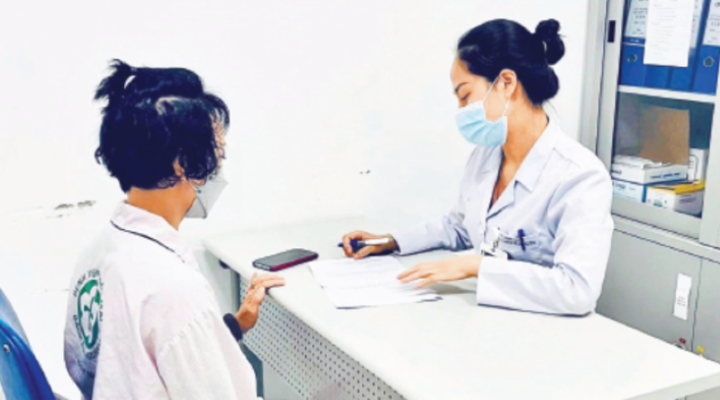 Bác sĩ Trung tâm Y học hạt nhân và Ung bướu (Bệnh viện Bạch Mai) khám và tư vấn cho người bệnh. (Ảnh: NGUYÊN HÀ)