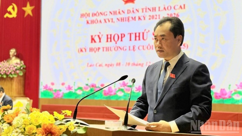 Đồng chí Trịnh Việt Hùng, Ủy viên dự khuyết Trung ương Đảng, Bí thư Tỉnh ủy, Chủ tịch Hội đồng nhân dân tỉnh Lào Cai phát biểu tại kỳ họp. (Ảnh: THANH SƠN)