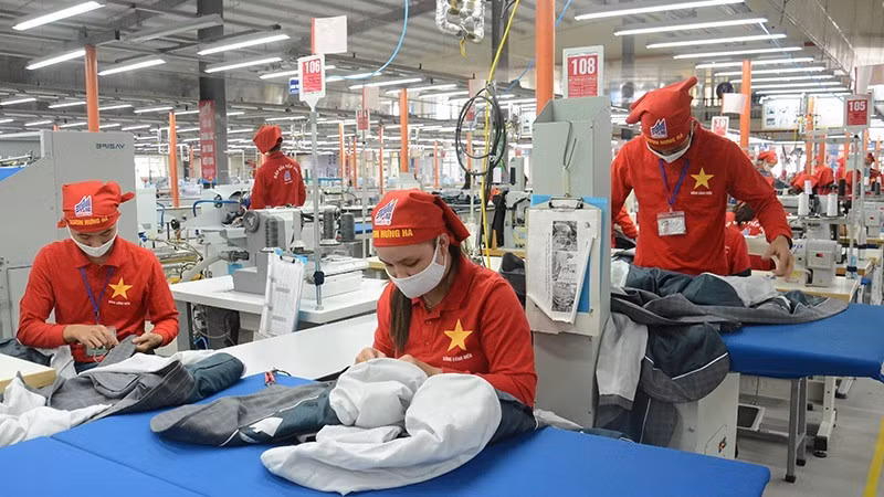 Công nhân sản xuất áo veston xuất khẩu tại Xí nghiệp May Hưng Hà (Tổng công ty May 10). (Ảnh: ĐĂNG ANH)