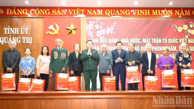 Đại tướng Nguyễn Trọng Nghĩa trao quà Tết cho người có công tiêu biểu, gia đình chính sách.