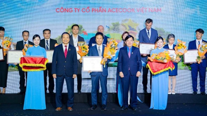 Đại diện Acecook Việt Nam nhận giải Top 100 doanh nghiệp bền vững 2025.