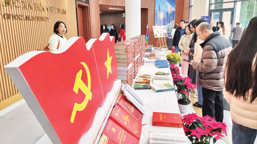 Trưng bày “Dưới cờ Đảng quang vinh: Việt Nam 40 năm Đổi mới và khát vọng trong kỷ nguyên vươn mình” tại Viện Hàn lâm Khoa học xã hội Việt Nam.