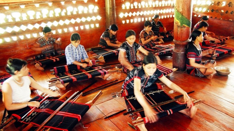 Dệt zèng, một sản phẩm du lịch đặc trưng của đồng bào A Lưới, giúp bà con giảm nghèo.