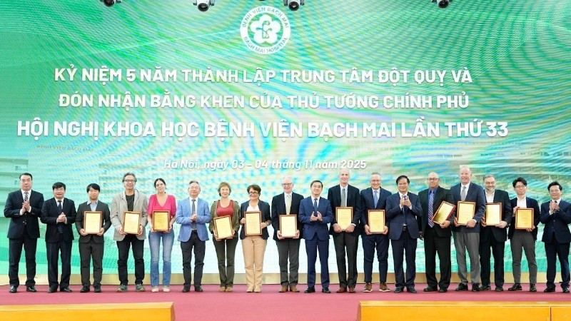 Trao tặng giấy khen của Giám đốc Bệnh viện Bạch Mai cho chuyên gia quốc tế có nhiều đóng góp cho sự phát triển của bệnh viện trong thời gian qua.
