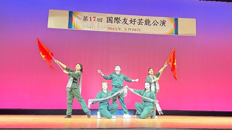 Tiết mục biểu diễn của Hội người Việt Nam vùng Kansai tại chương trình “Biểu diễn nghệ thuật hữu nghị quốc tế lần thứ 17”.