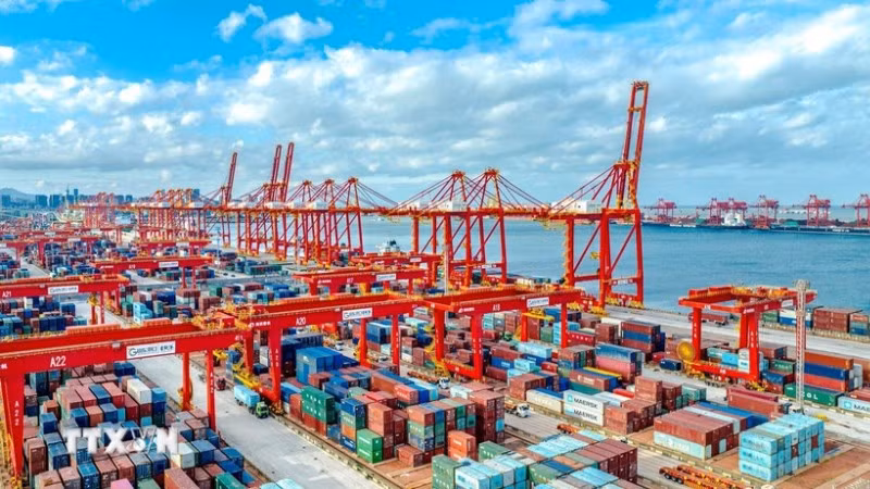 Cảng hàng hóa ở Sơn Đông, Trung Quốc. (Ảnh: THX/TTXVN)