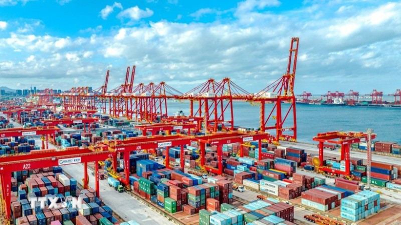 Cảng hàng hóa ở Sơn Đông, Trung Quốc. (Ảnh: THX/TTXVN)