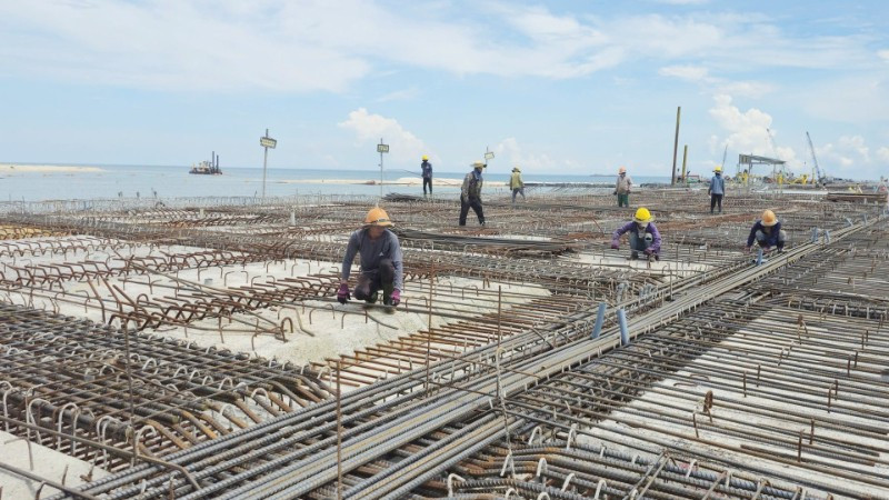 Khẩn trương thi công hạng mục bến cảng số 1 tại dự án Khu bến cảng Mỹ Thủy ở phía nam tỉnh Quảng Trị.