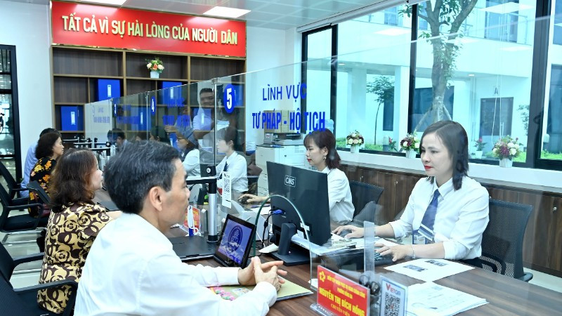 Giải quyết các thủ tục hành chính cho người dân tại Điểm Phục vụ hành chính công phường Đống Đa, Thành phố Hà Nội. (Ảnh: ĐĂNG KHOA)
