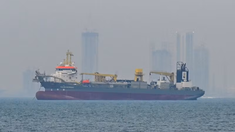 Tàu thương mại thả neo ngoài khơi Dubai, Các Tiểu vương quốc Arab thống nhất, do gián đoạn hoạt động vận tải ở eo biển Hormuz, ngày 2/3/2026. (Ảnh: AA/TTXVN)