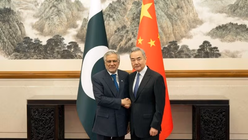 Bộ trưởng Ngoại giao Trung Quốc Vương Nghị và Phó Thủ tướng kiêm Ngoại trưởng Pakistan Mohammad Ishaq Dar nhấn mạnh rằng đối thoại và ngoại giao là con đường duy nhất để giải quyết xung đột, đồng thời cam kết hỗ trợ các bên tiến hành đàm phán hòa bình mà không sử dụng hoặc đe dọa sử dụng vũ lực. (Ảnh: THX/TTXVN)