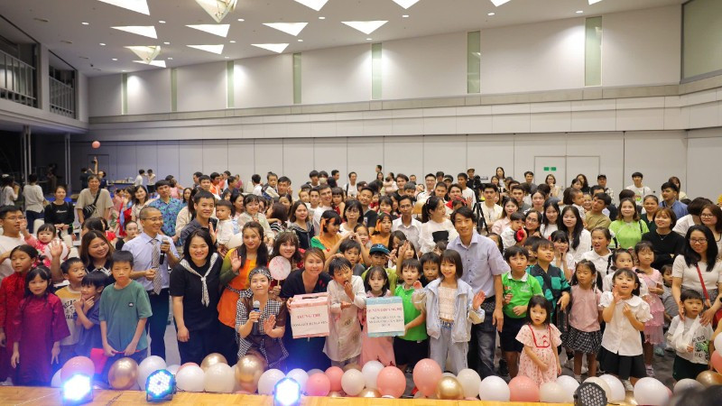 Khoảng 200 em nhỏ người Việt cùng phụ huynh đã tham gia chương trình "Vui hội Trăng rằm" tại thành phố Sakai, Nhật Bản.