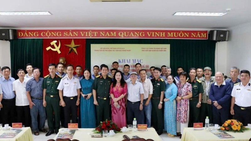 Các nhà văn, nhà thơ và lãnh đạo Nhà xuất bản Quân đội nhân dân tại Trại sáng tác "Lực lượng vũ trang và chiến tranh cách mạng" năm 2025.
