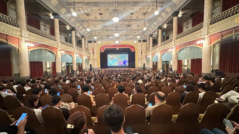 Hơn 1.000 khán giả là người Việt Nam và bạn bè quốc tế đã có dịp thưởng thức bộ phim “Song Lang” và phần trình diễn áo dài Việt tại thành phố Osaka, Nhật Bản.
