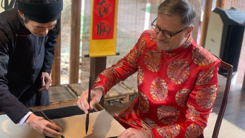 Đại sứ Pháp trải nghiệm văn hóa Việt