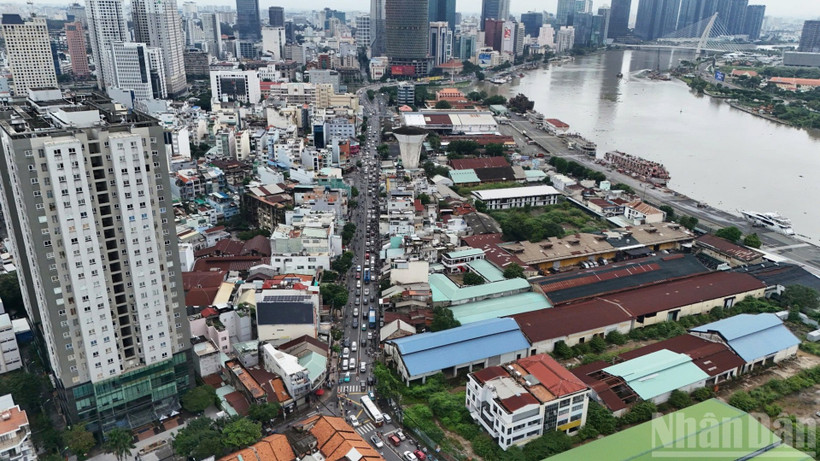 Tuyến đường Nguyễn Tất Thành dài khoảng 2,5km, từ cầu Khánh Hội đến cầu Tân Thuận.