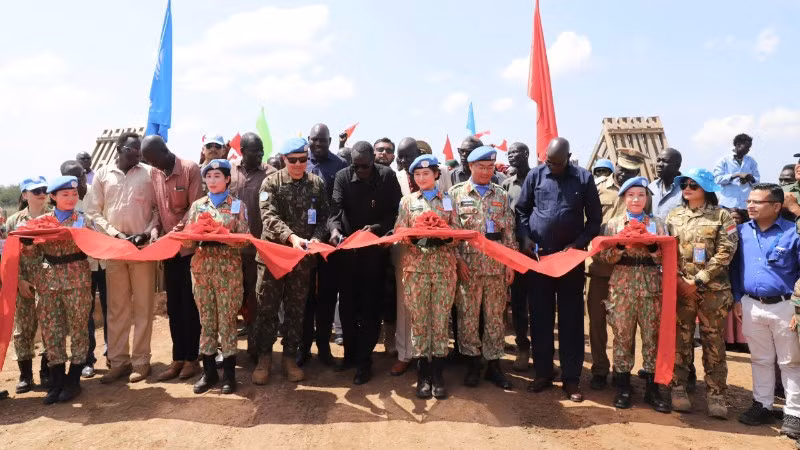 Đội Công binh số 4 Việt Nam bàn giao cầu Banton cho chính quyền địa phương sau khi sửa chữa nâng cấp.