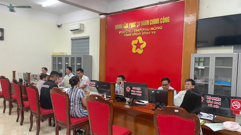 Người dân đến làm thủ tục tại Trung tâm phục vụ hành chính công phường Thượng Hồng, tỉnh Hưng Yên. (Ảnh: CÔNG ĐẠT)