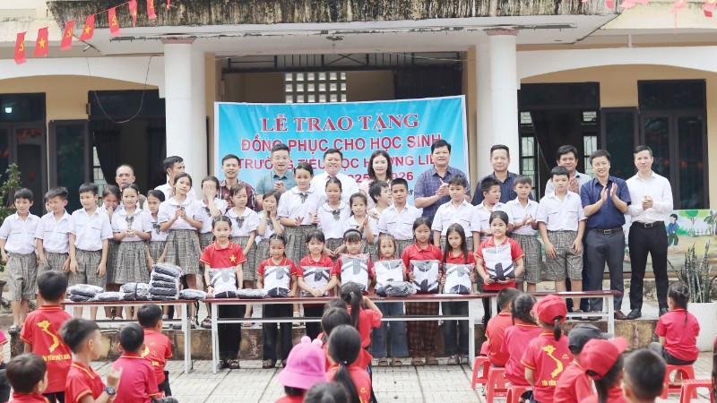 Đại diện Văn phòng Báo Nhân Dân tại Hà Tĩnh cùng lãnh đạo cấp uỷ, chính quyền địa phương và nhà tài trợ trao tặng gần 500 áo đồng phục cho học sinh Trường tiểu học Hương Liên.