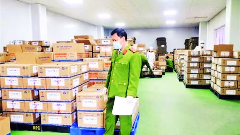 Cơ quan điều tra thu hồi hàng nghìn hộp sữa giả.