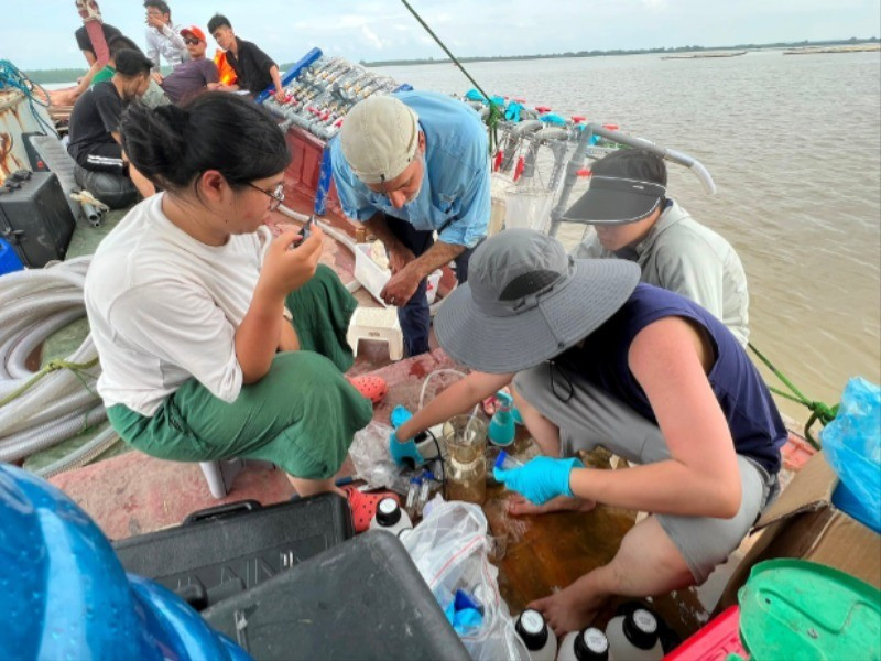 Các nhà nghiên cứu thu thập mẫu để phân tích, đánh giá tác động của rác thải nhựa với môi trường và sức khỏe con người. (Ảnh: THÚY HƯỜNG)