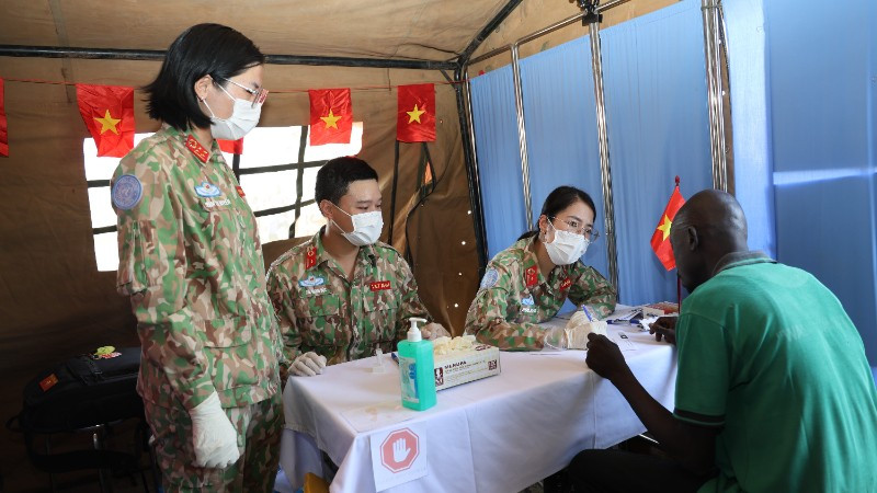 Các bác sĩ Bệnh viện dã chiến cấp 2 số 7 của Việt Nam triển khai hoạt động xét nghiệm HIV/AIDS, tư vấn sức khỏe cộng đồng và hỗ trợ y tế cho người dân tại trại tị nạn thuộc Phân khu Unity, Bentiu. (Ảnh: TIẾN PHÚC)