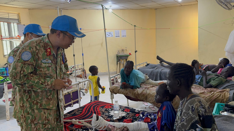 Ban Giám đốc Bệnh viện dã chiến cấp 2 số 7 của Việt Nam thăm hỏi các bệnh nhân đang điều trị tại Bệnh viện đa khoa Bentiu. (Ảnh: TIẾN PHÚC)