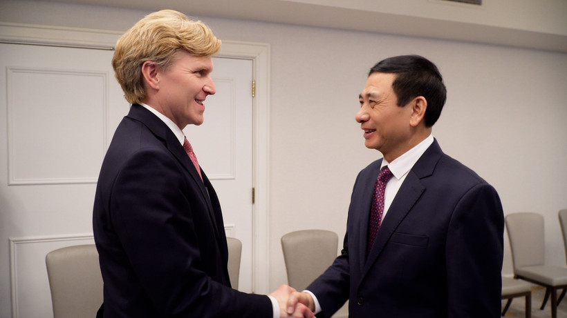 Đại tướng Phan Văn Giang và Thứ trưởng thứ nhất Bộ Chiến tranh Hoa Kỳ Elbridge A. Colby. (Ảnh: Đoàn Hùng/TTXVN) 