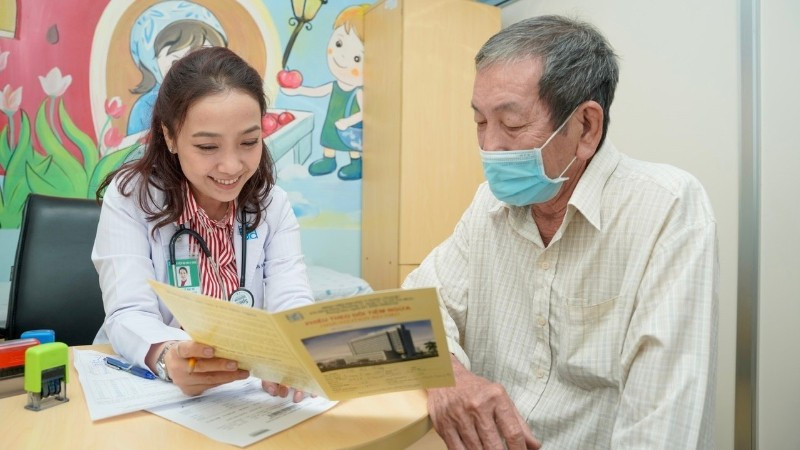 Bác sĩ tại Bệnh viện đại học Y dược Thành phố tư vấn về tiêm vaccine phòng bệnh RSV cho người cao tuổi.