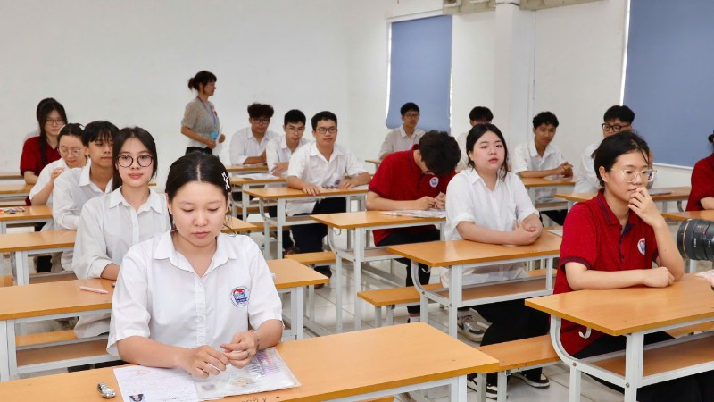 Thí sinh trước giờ làm bài thi môn Ngữ văn tại điểm thi Trường THPT Hai Bà Trưng (tỉnh Vĩnh Phúc). (Ảnh: NGUYÊN KHÔI)
