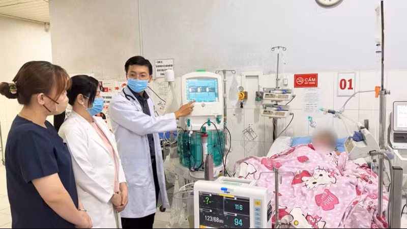 Ê-kíp bác sĩ trao đổi thông tin về ca bệnh.