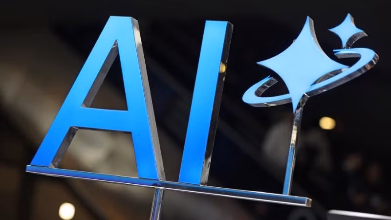 Một biển hiệu AI được nhìn thấy tại Đại hội Di động Thế giới 2025 ở Barcelona, ​​Tây Ban Nha, ngày 6/ 3/2025. (Ảnh: Xinhua)