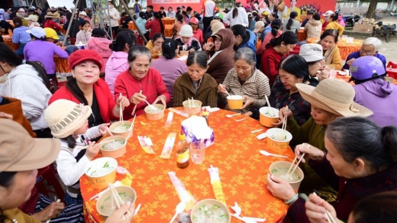 Người dân xã Hòa Thịnh thưởng thức những tô phở yêu thương thơm ngon (Nguồn: Báo Tuổi Trẻ)