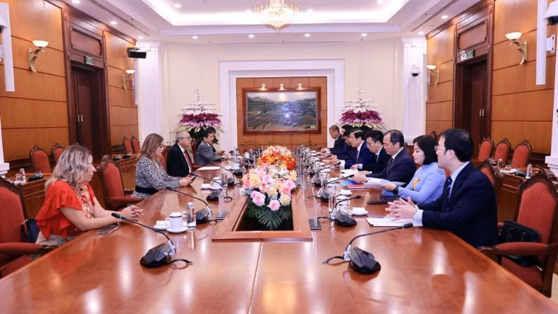 Đồng chí Phan Đình Trạc, Ủy viên Bộ Chính trị, Bí thư Trung ương Đảng, Trưởng Ban Nội chính Trung ương tiếp Đoàn đại biểu cấp cao Đảng Lao động Mexico. (Ảnh: Ban Nội chính Trung ương)