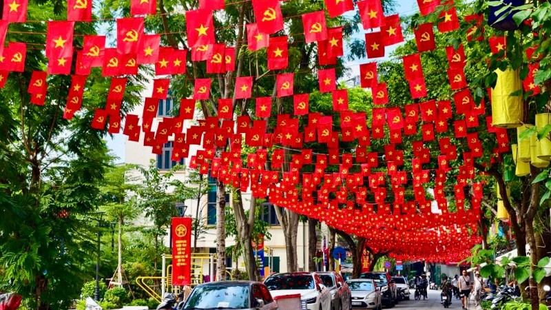 Thủ đô Hà Nội rực rỡ cờ Đảng, cờ Tổ quốc đón chào ngày Đại lễ. (Ảnh: THẾ ĐẠI)