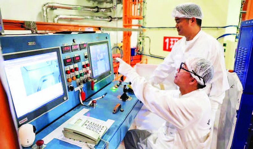 Các kỹ sư vận hành nhà máy điện hạt nhân ở Quảng Đông, Trung Quốc. (Ảnh: TÂN HOA XÃ)