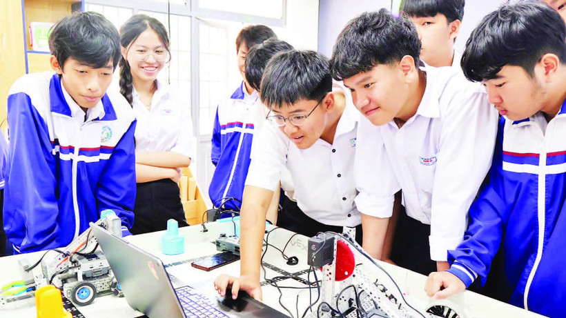 Đổi mới giáo dục, chuẩn bị nhân lực cho tương lai Học sinh Trường trung học phổ thông Đạm Ri, tỉnh Lâm Đồng sử dụng các thiết bị trong phòng STEM innovation.