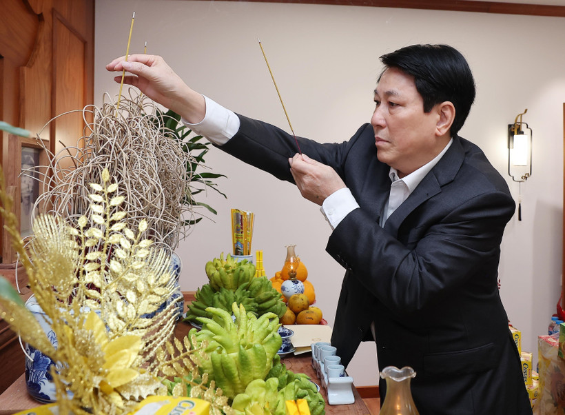 Chủ tịch nước Lương Cường dâng hương tưởng nhớ Tổng Bí thư, Chủ tịch nước Nguyễn Phú Trọng. (Ảnh: Lâm Khánh/ TTXVN)