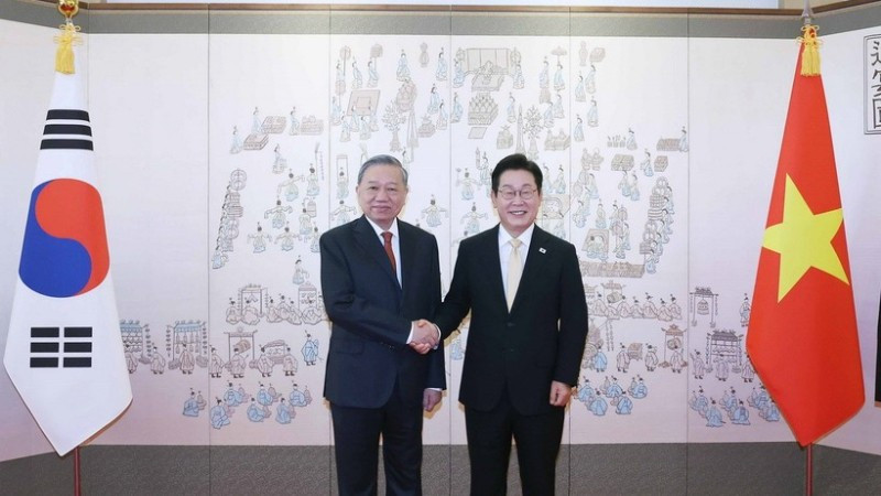 Tổng Bí thư Tô Lâm và Tổng thống Hàn Quốc Lee Jae Myung chụp ảnh chung. (Ảnh: Thống Nhất/TTXVN)