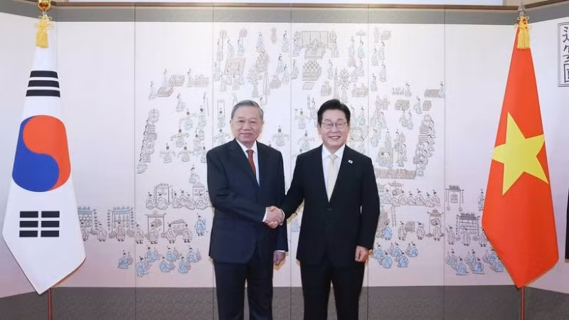 Tổng Bí thư Tô Lâm và Tổng thống Hàn Quốc Lee Jae Myung chụp ảnh chung. (Ảnh: Thống Nhất/TTXVN)