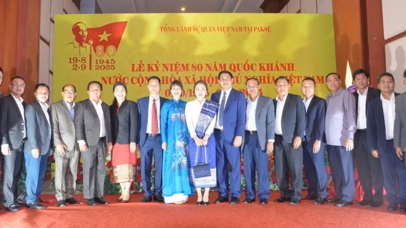 Các đại biểu chụp ảnh kỷ niệm tại Lễ kỷ niệm 80 năm Quốc khánh nước CHXHCN Việt Nam. (Ảnh: Đỗ Bá Thành/TTXVN)