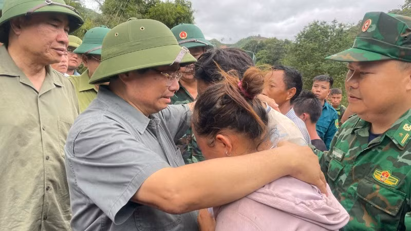 Thủ tướng Phạm Minh Chính động viên đồng bào xã Xa Dung bị thiệt hại do mưa lũ.