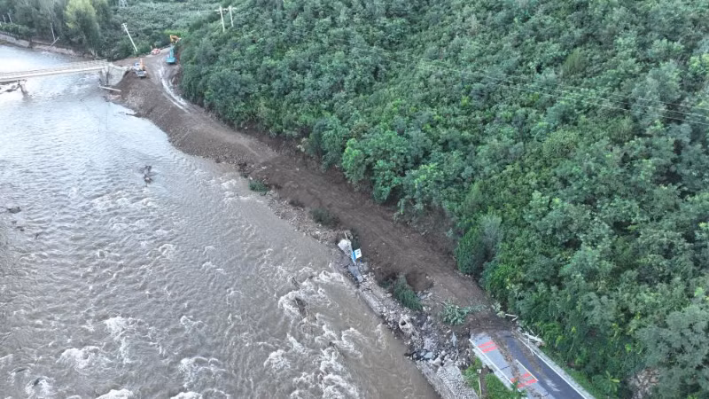 Một tuyến đường ở quận Mật Vân bị hư hỏng do mưa lũ. (Ảnh: Ủy ban giao thông thành phố Bắc Kinh)