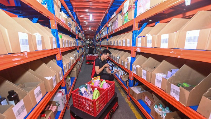 Sử dụng robot tại kho hàng của Tổng công ty cổ phần Bưu chính Viettel (Viettel Post). (Ảnh: ĐĂNG ANH)