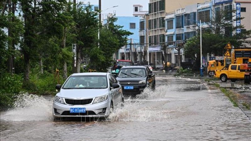Tuyến đường bị ngập sau những trận mưa lớn do ảnh hưởng của bão Matmo tại tỉnh Hải Nam, Trung Quốc. Ảnh: THX/TTXVN
