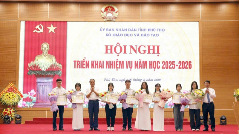 Lãnh đạo tỉnh Phú Thọ tặng bằng khen cho học sinh có thành tích xuất sắc trong Kỳ thi tốt nghiệp trung học phổ thông năm 2025. 