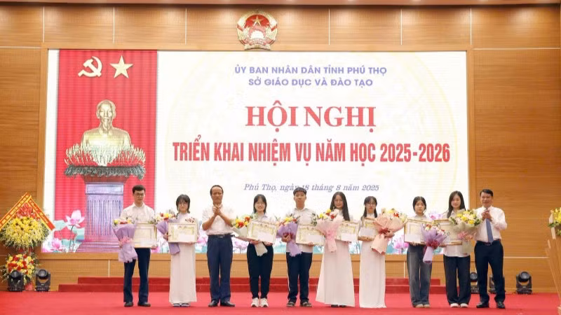 Lãnh đạo tỉnh Phú Thọ tặng bằng khen cho học sinh có thành tích xuất sắc trong Kỳ thi tốt nghiệp trung học phổ thông năm 2025. 